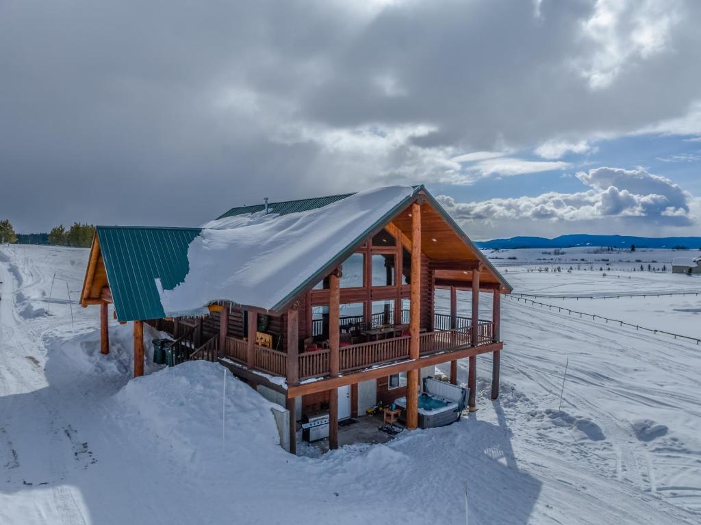 Boondockers by KABINO Hot Tub Pool Table SportsTV Fiber Optic WiFi