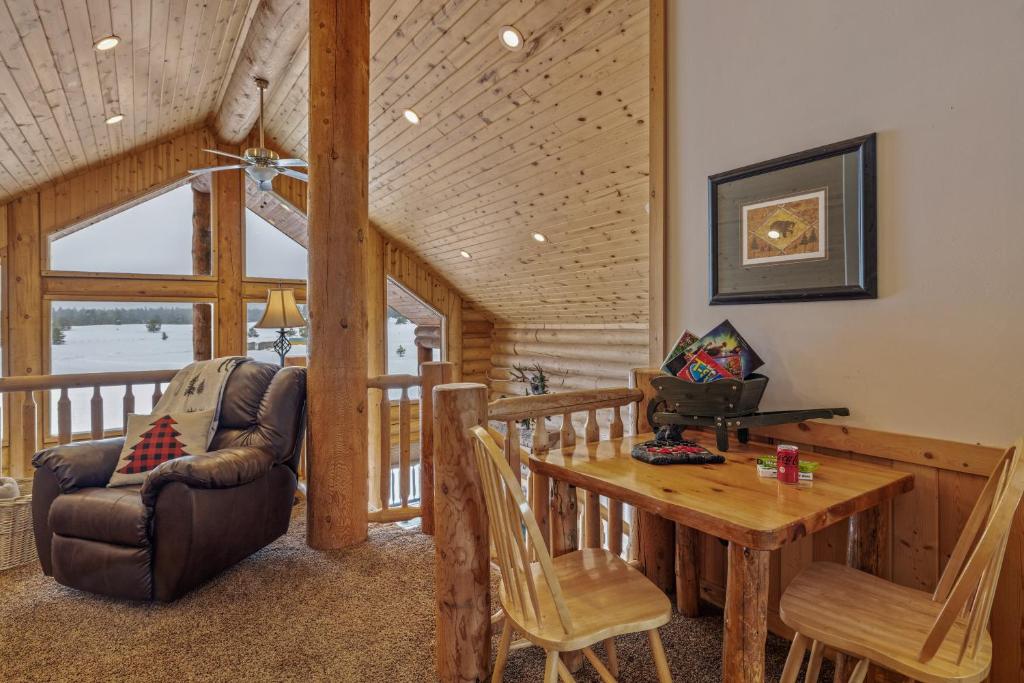 Boondockers by KABINO Hot Tub Pool Table SportsTV Fiber Optic WiFi - Image 4