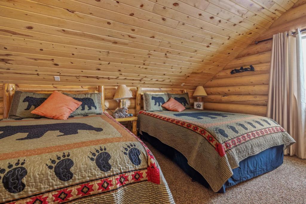 Boondockers by KABINO Hot Tub Pool Table SportsTV Fiber Optic WiFi - Image 6