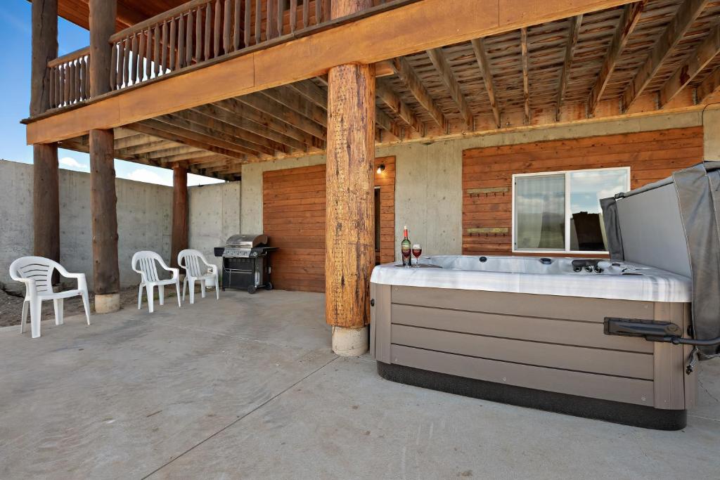 Hot Tub (Jacuzzi) - Photo 2