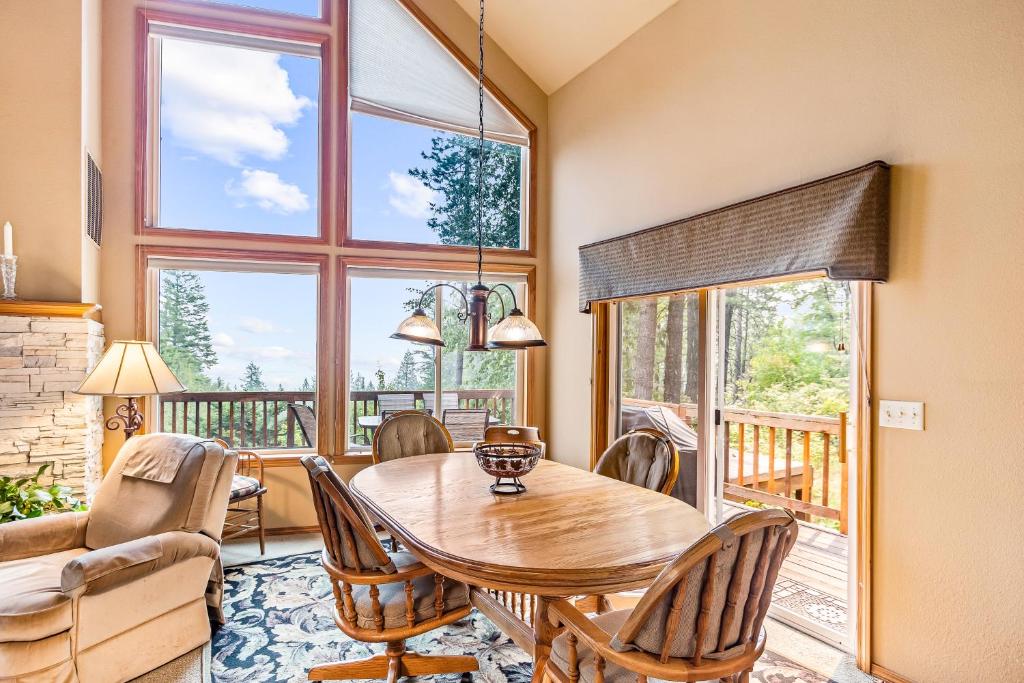 Lakeview Chalet - Image 4