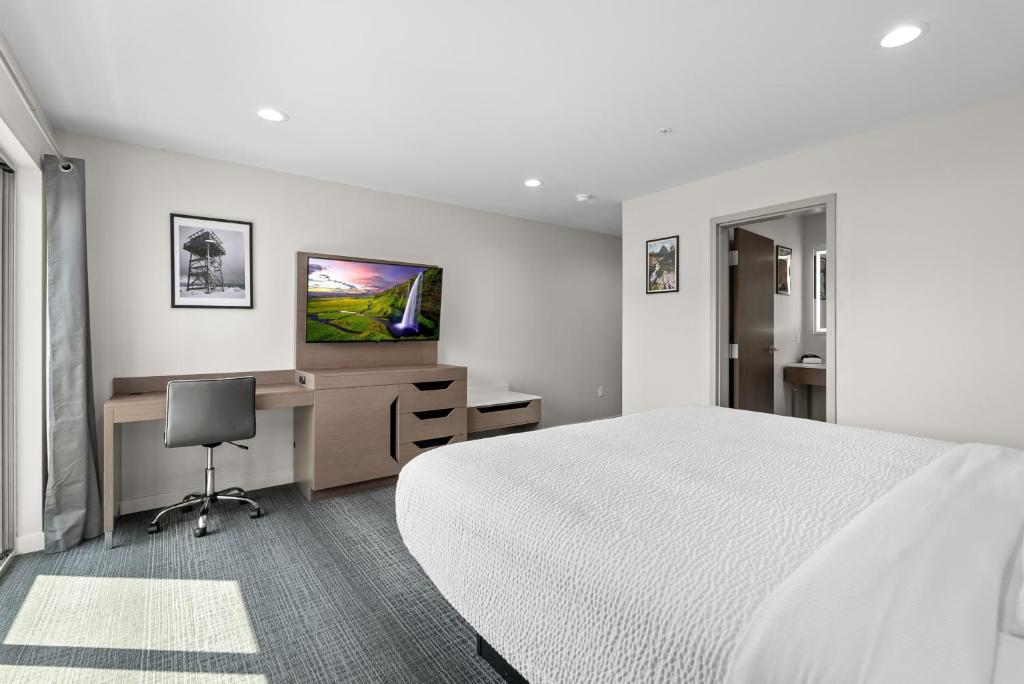 Cedar Street Hotel & Suites - Image 4