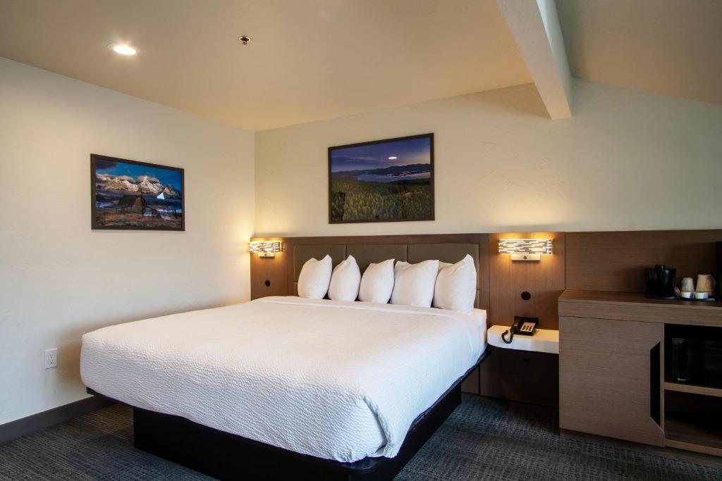 Cedar Street Hotel & Suites - Image 7