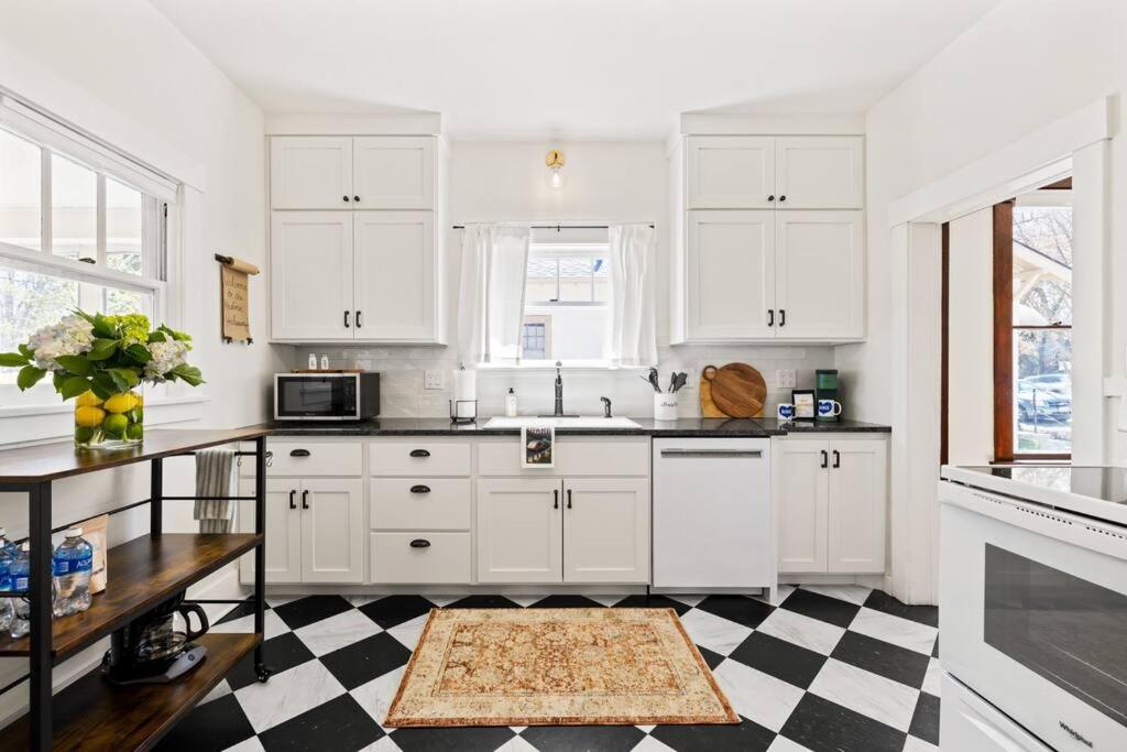 Downtown Bungalow with Geothermal Hot Spring - Image 7