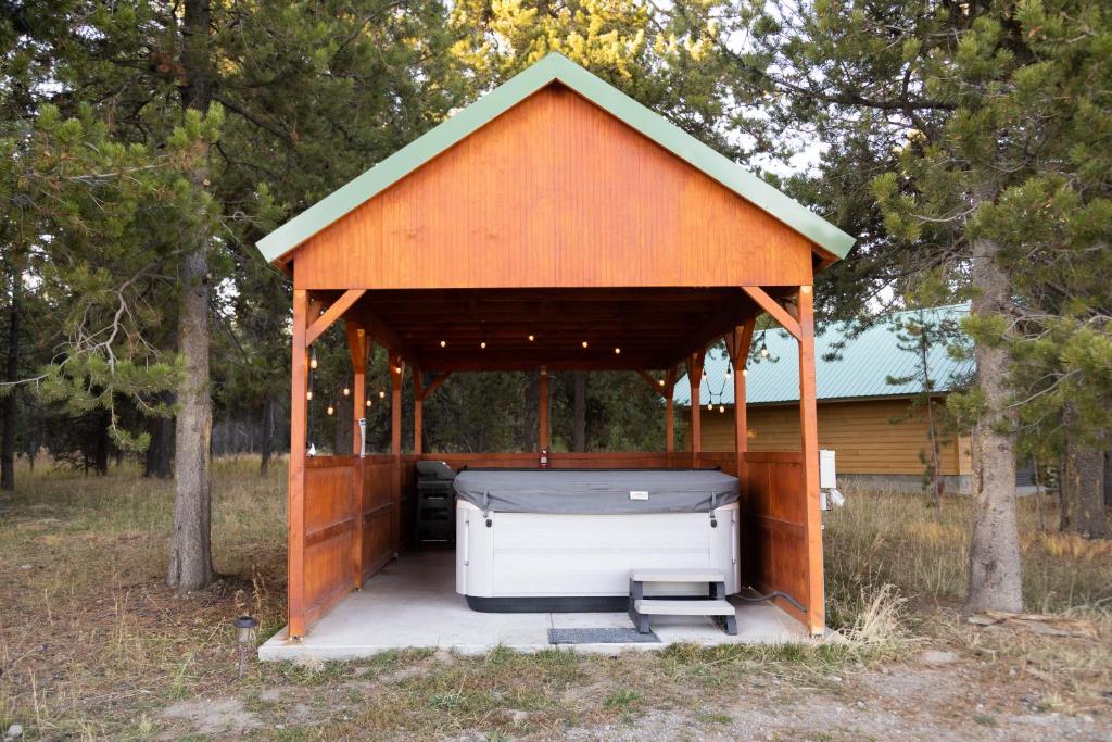 Hot Tub (Jacuzzi) - Photo 2