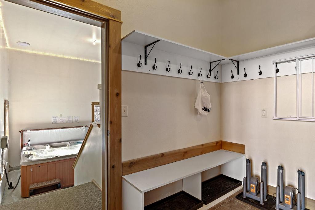 Hot Tub (Jacuzzi) - Photo 3