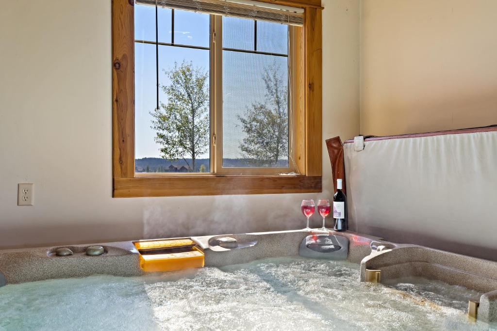 Hot Tub (Jacuzzi) - Photo 2