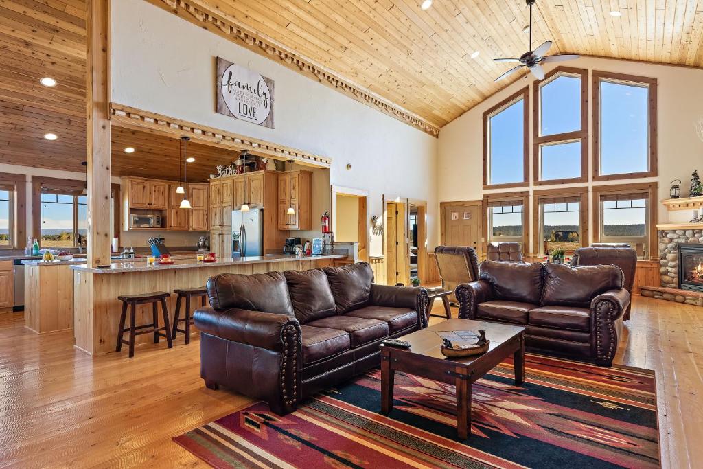 Hint of Heaven by KABINO HotTub Air Hockey Firepit Fishing Trails Yellowstone Free WiFi - Image 4