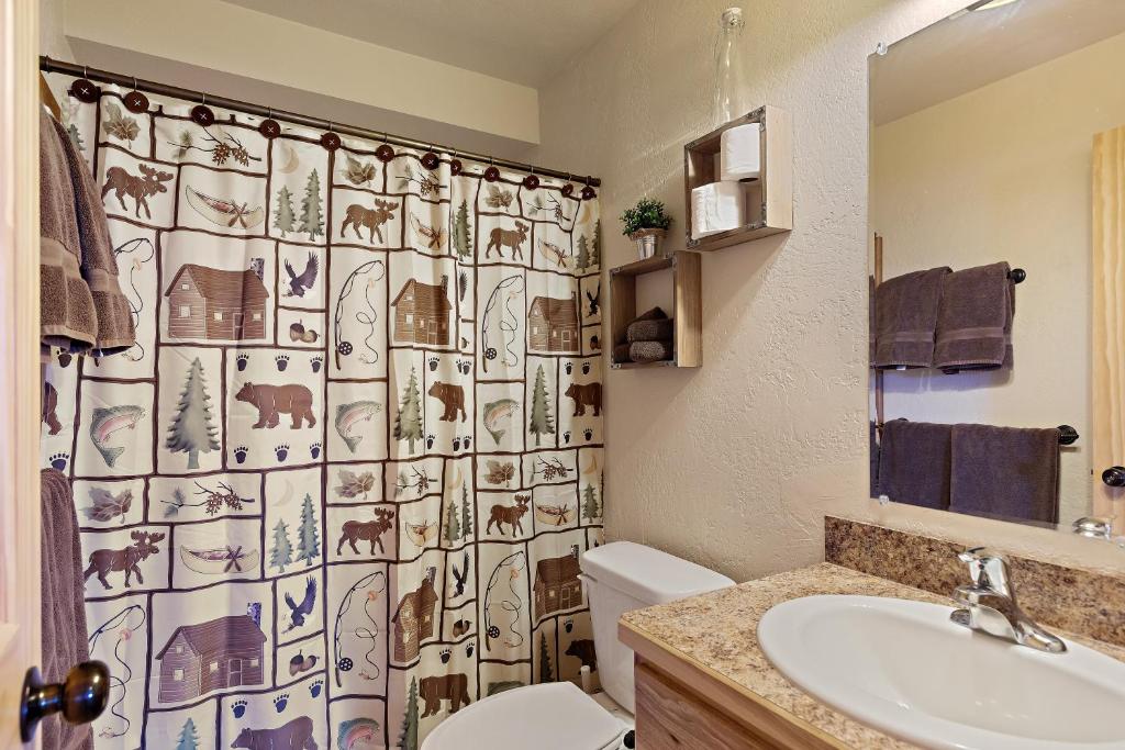 Hint of Heaven by KABINO HotTub Air Hockey Firepit Fishing Trails Yellowstone Free WiFi - Image 8