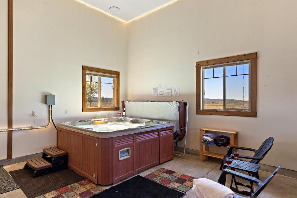 Hint of Heaven by KABINO HotTub Air Hockey Firepit Fishing Trails Yellowstone Free WiFi