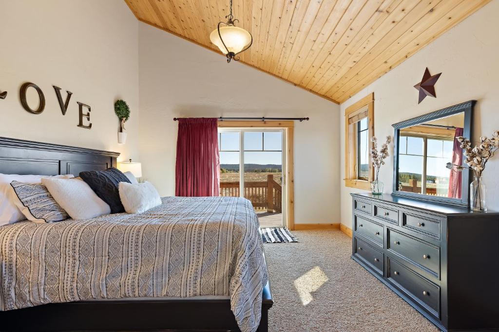 Hint of Heaven by KABINO HotTub Air Hockey Firepit Fishing Trails Yellowstone Free WiFi - Image 7