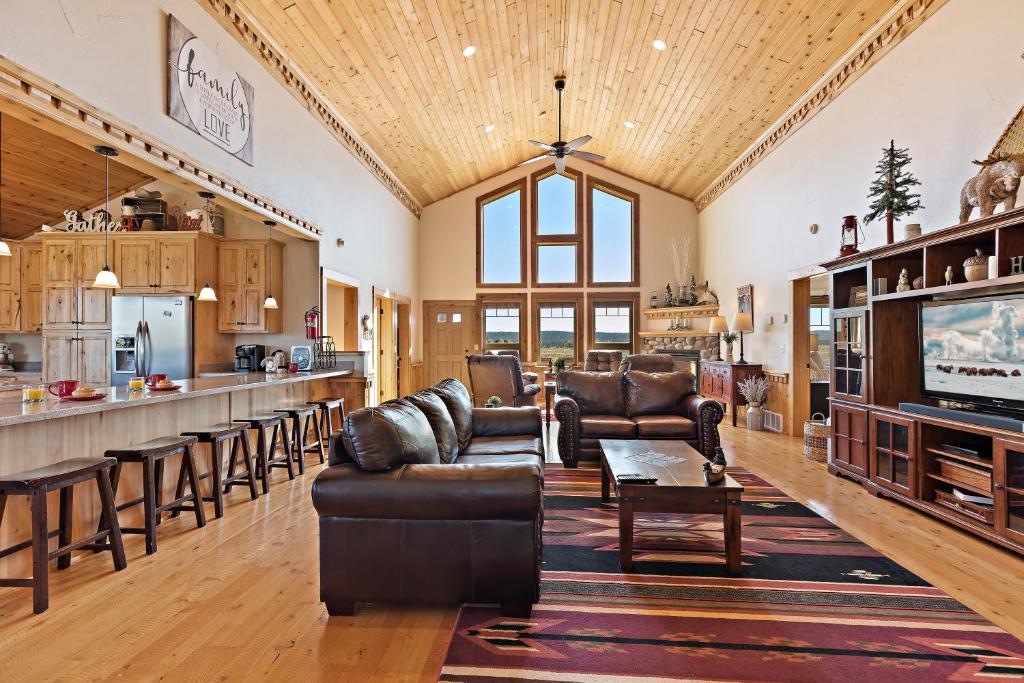 Hint of Heaven by KABINO HotTub Air Hockey Firepit Fishing Trails Yellowstone Free WiFi