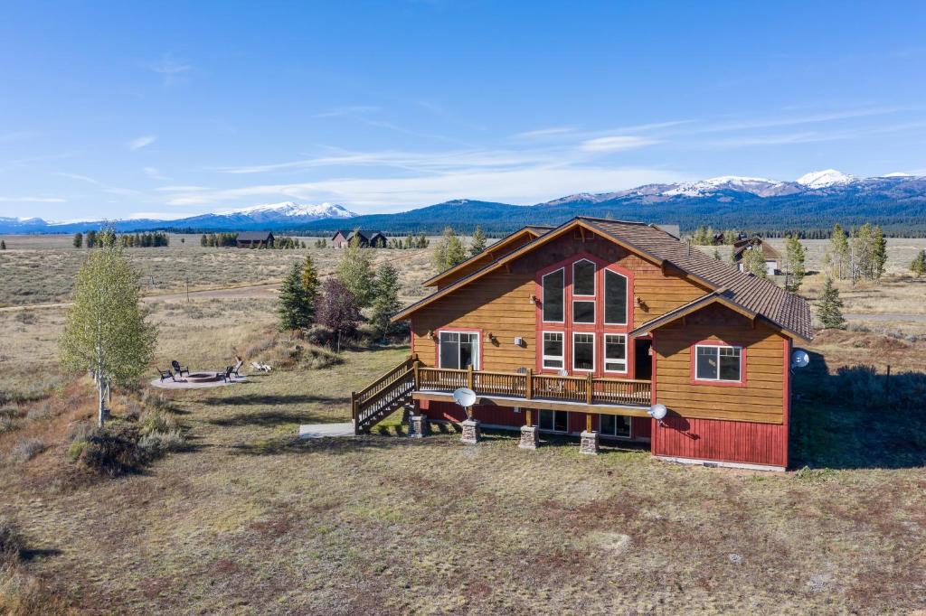 Hint of Heaven by KABINO HotTub Air Hockey Firepit Fishing Trails Yellowstone Free WiFi - Image 6