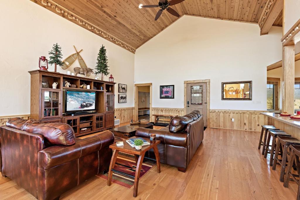 Hint of Heaven by KABINO HotTub Air Hockey Firepit Fishing Trails Yellowstone Free WiFi - Image 5