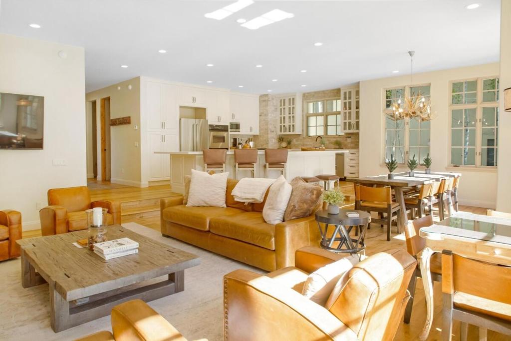 Luxury Warm Springs River Home - Image 4