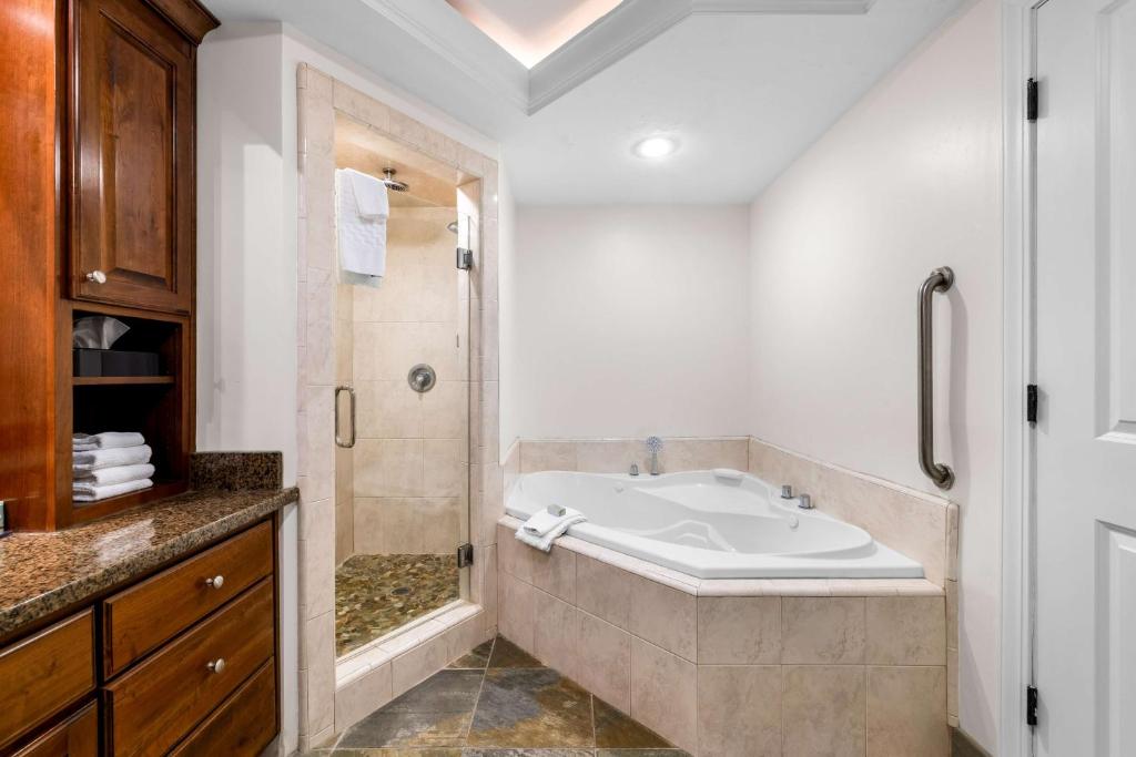 Best Western Driftwood Inn Room with Tub