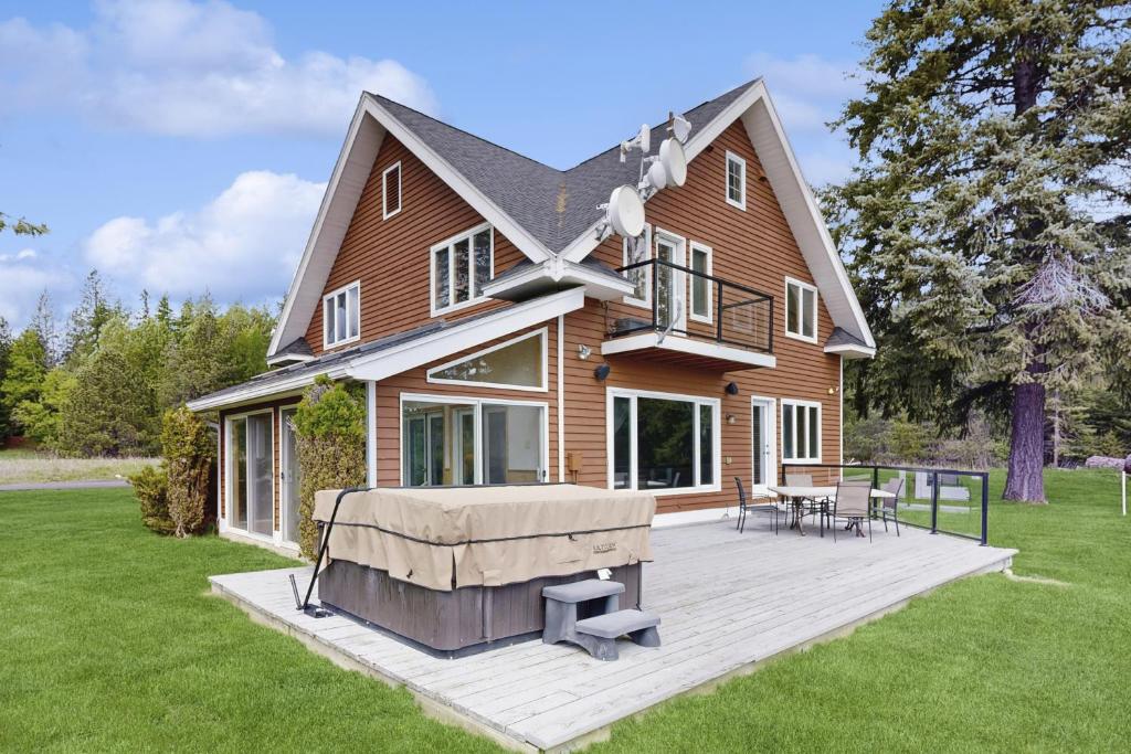 Lakeview Home with new hot tub - Sleeps 10