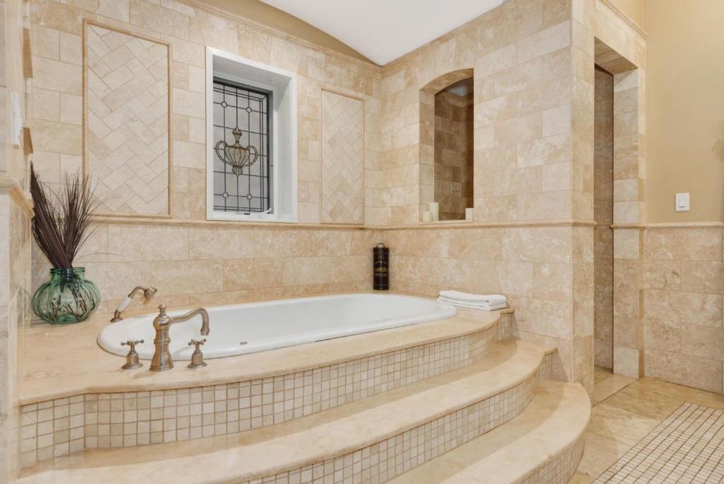 Hot Tub (Jacuzzi) - Photo 2