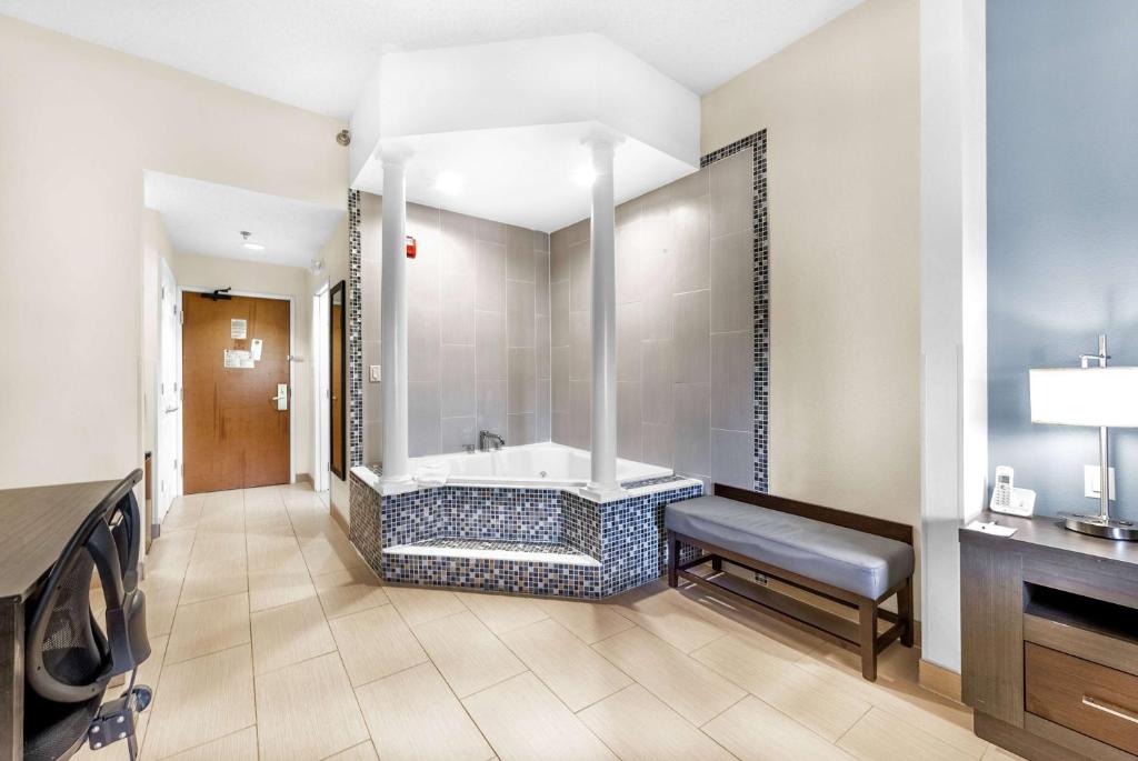 Wingate by Wyndham Chicago Schaumburg