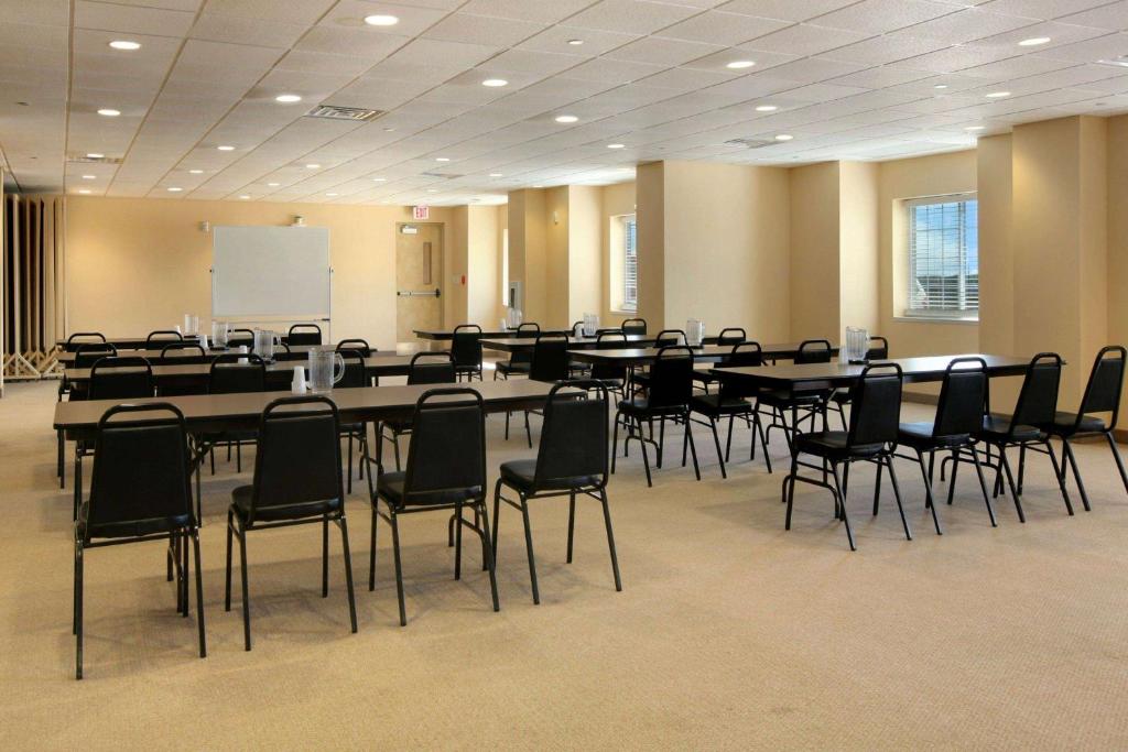 Microtel Inn & Suites by Wyndham Quincy Downtown - River Area - Image 6