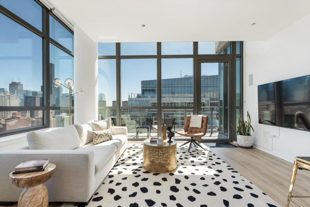 K2 Sky High Apartments with Stunning Chicago Views in West Loop - Image 4