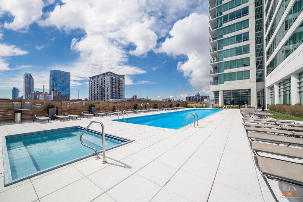 K2 Sky High Apartments with Stunning Chicago Views in West Loop