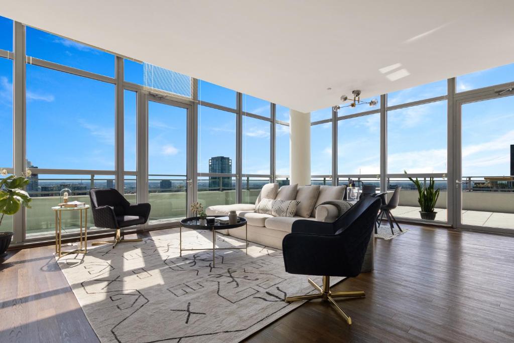 K2 Sky High Apartments with Stunning Chicago Views in West Loop - Image 6