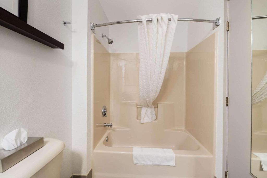 Country Inn & Suites by Radisson, Freeport, IL