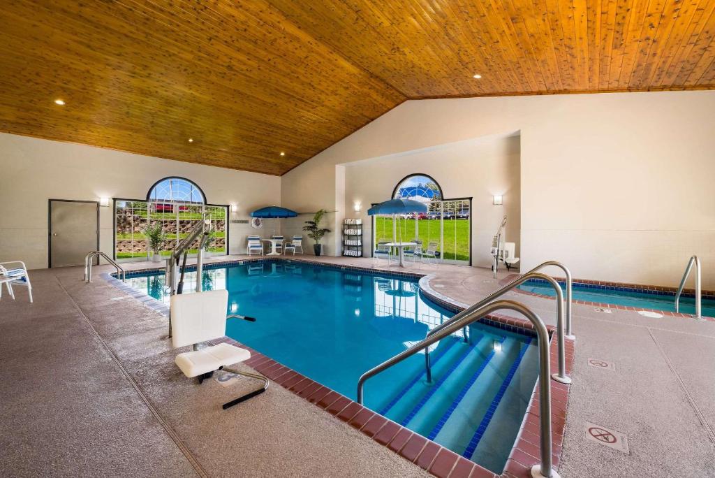 Country Inn & Suites by Radisson, Freeport, IL - Image 4