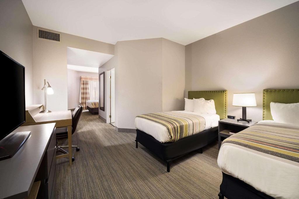 Country Inn & Suites by Radisson, Freeport, IL - Image 7