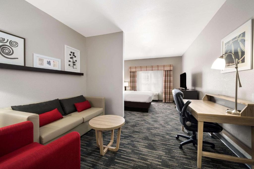 Country Inn & Suites by Radisson, Freeport, IL - Image 6