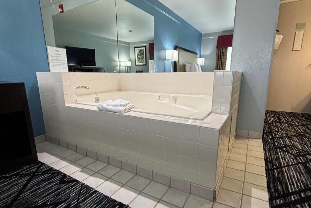 Whirlpool - Photo 2