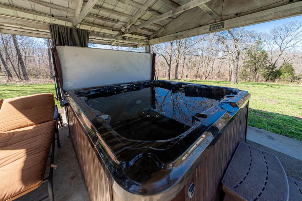 Hot Tub (Jacuzzi) - Photo 3