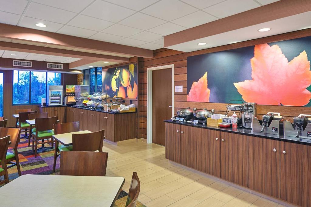 Fairfield Inn and Suites Chicago Lombard - Image 5