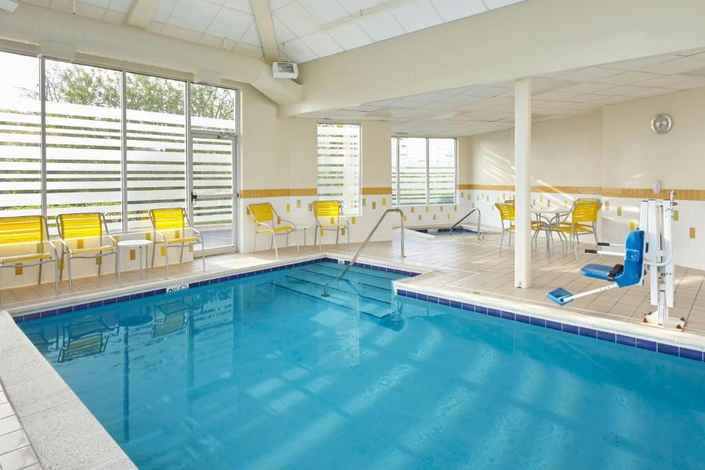 Fairfield Inn and Suites Chicago Lombard - Image 4