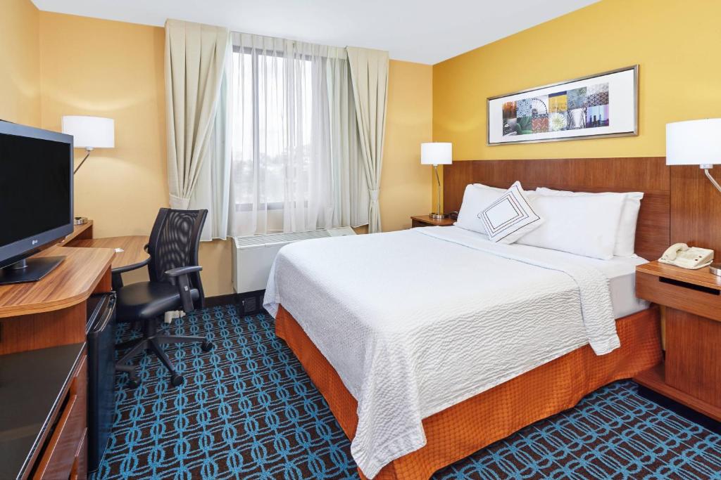 Fairfield Inn and Suites Chicago Lombard - Image 8
