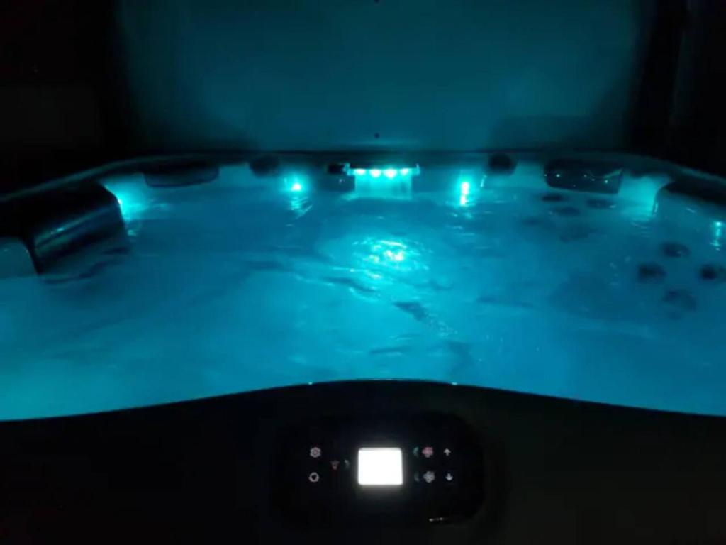 Hot Tub (Jacuzzi) - Photo 2