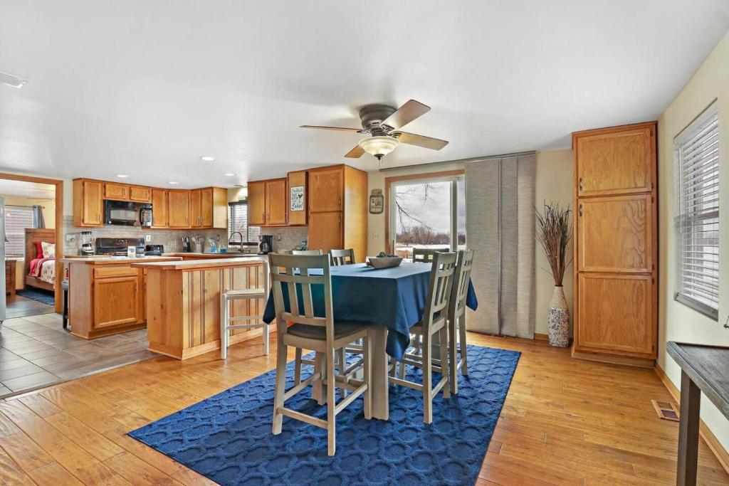Gorgeous Nautical 2bed 2bath Lake House Chain O Lakes with Hot Tub - Image 5