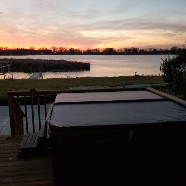 Gorgeous Nautical 2bed 2bath Lake House Chain O Lakes with Hot Tub