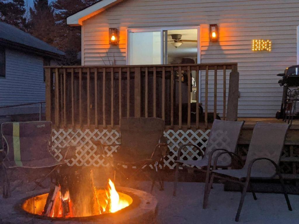 Gorgeous Nautical 2bed 2bath Lake House Chain O Lakes with Hot Tub - Image 8