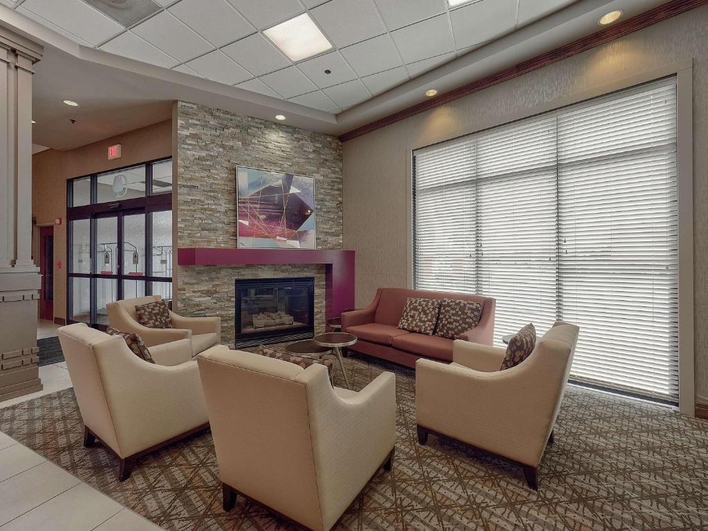 DoubleTree by Hilton Bloomington - Image 5