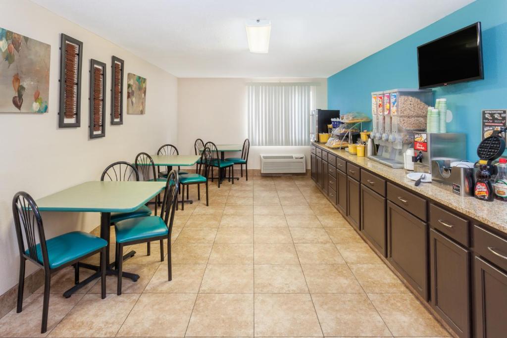 Days Inn by Wyndham Charleston - Image 4