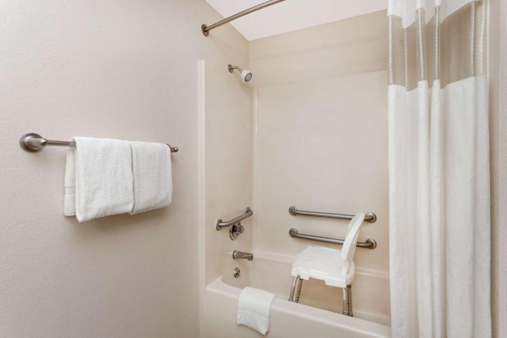 Days Inn by Wyndham Charleston - Image 8