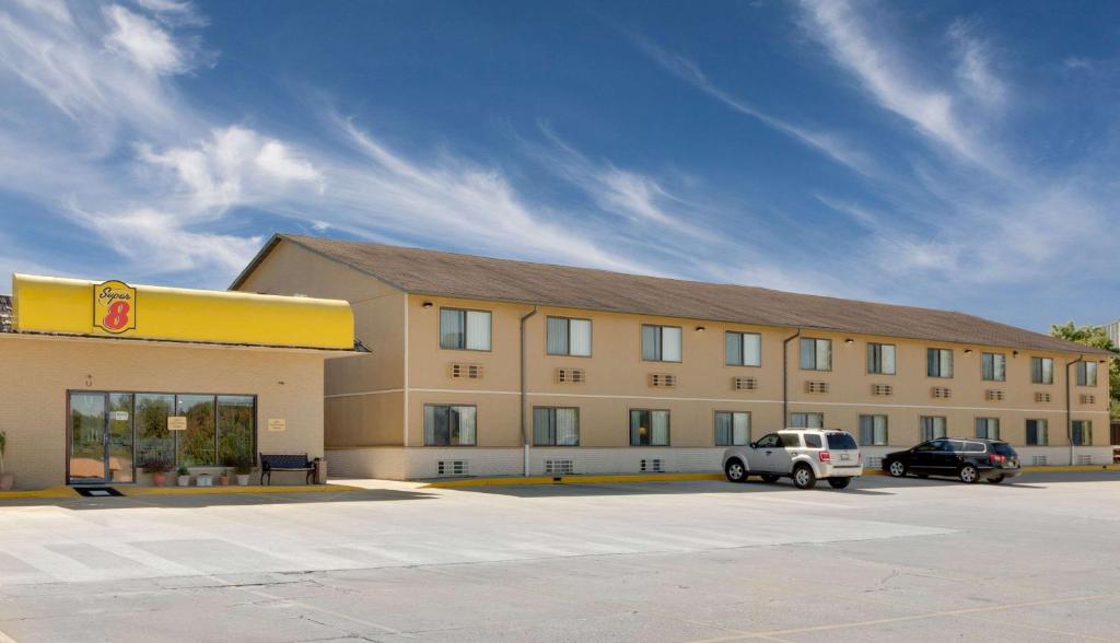 Super 8 by Wyndham Macomb - Image 8