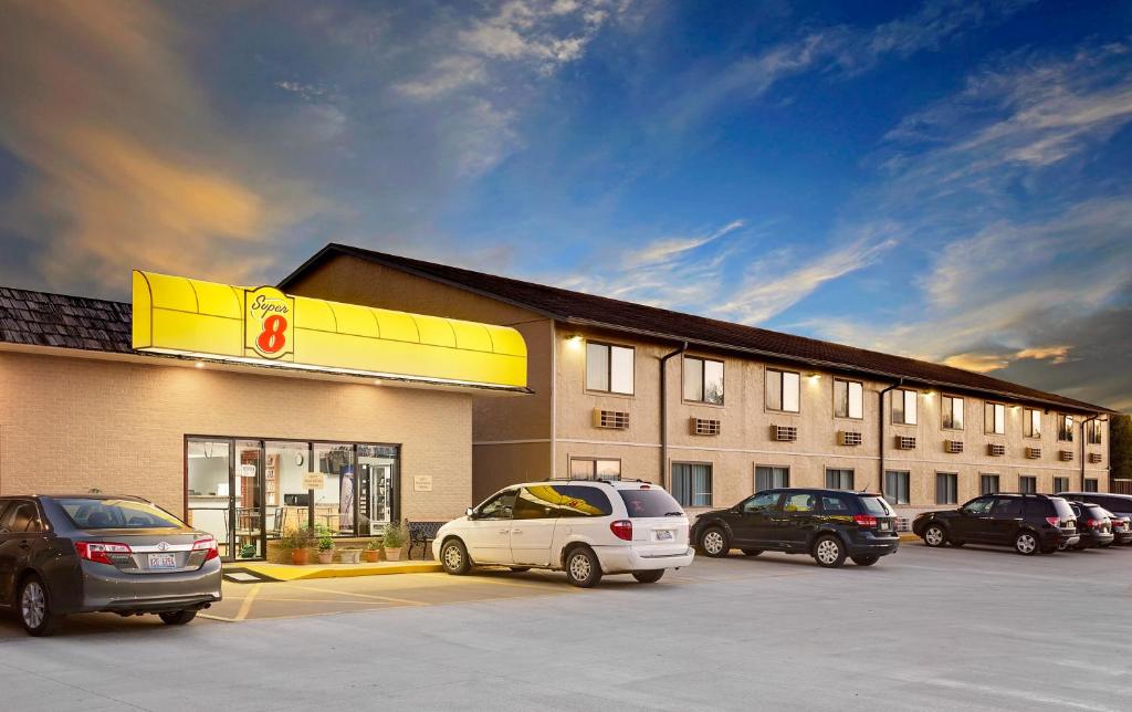 Super 8 by Wyndham Macomb - Image 5