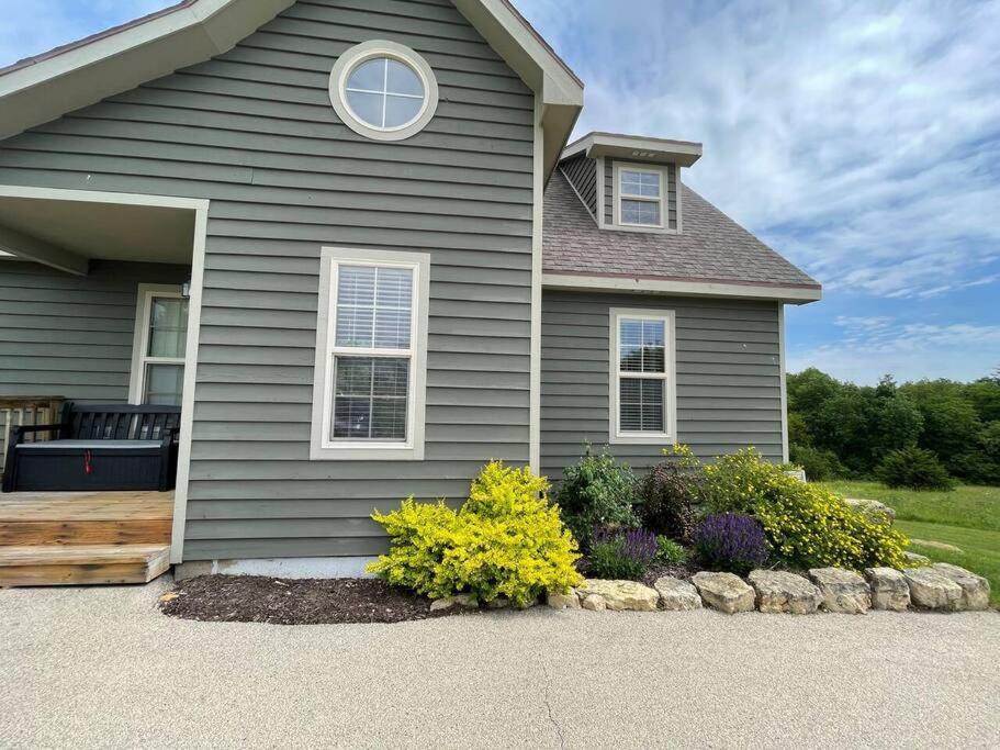 Gorgeous cabin 3bdrm/3bth, hot tub, fireplace, kid/pet friendly