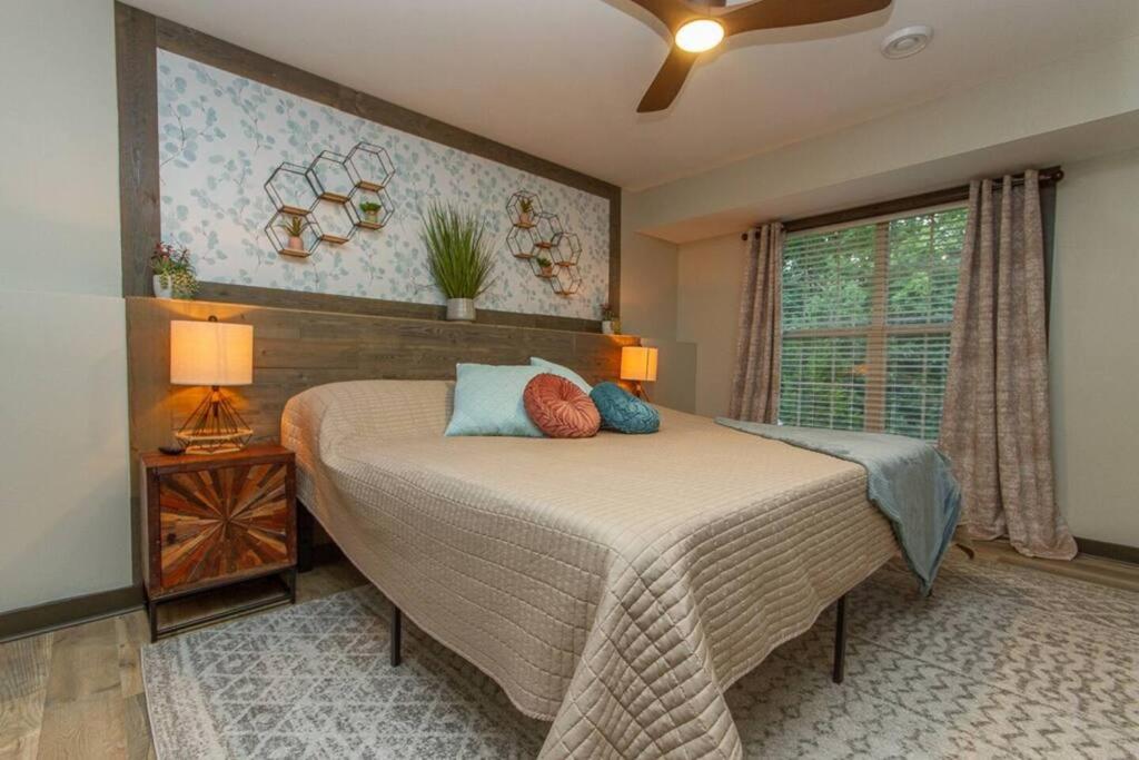Gorgeous cabin 3bdrm/3bth, hot tub, fireplace, kid/pet friendly - Image 4