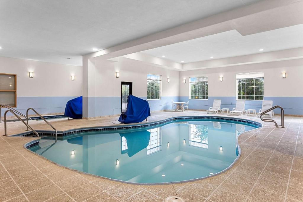 Comfort Suites Grayslake near Libertyville North - Image 4