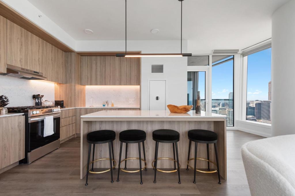 Lux Apts with Lake Views and Top Amenities - Image 6
