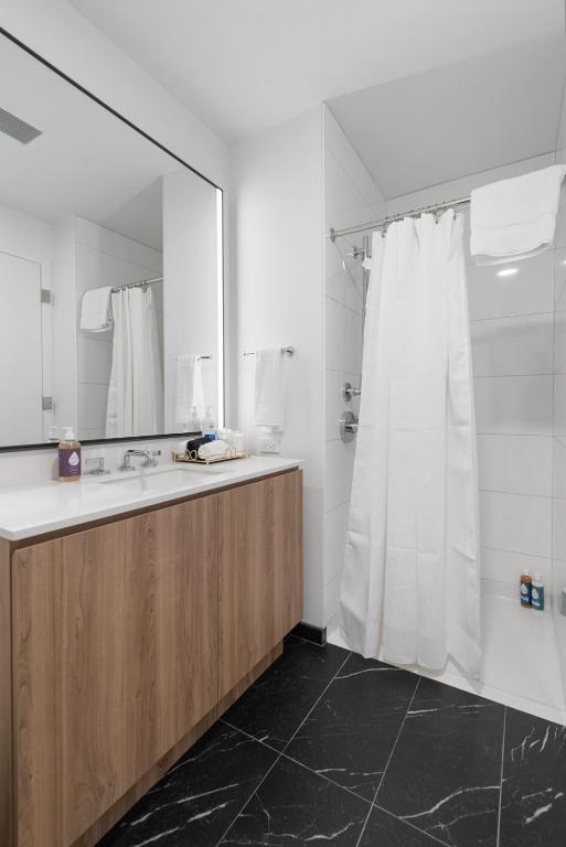 Lux Apts with Lake Views and Top Amenities - Image 4